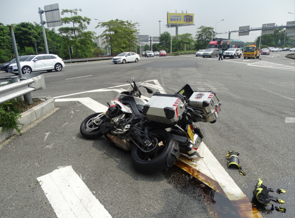 从后直行驶来 (该路段限速40km/h)