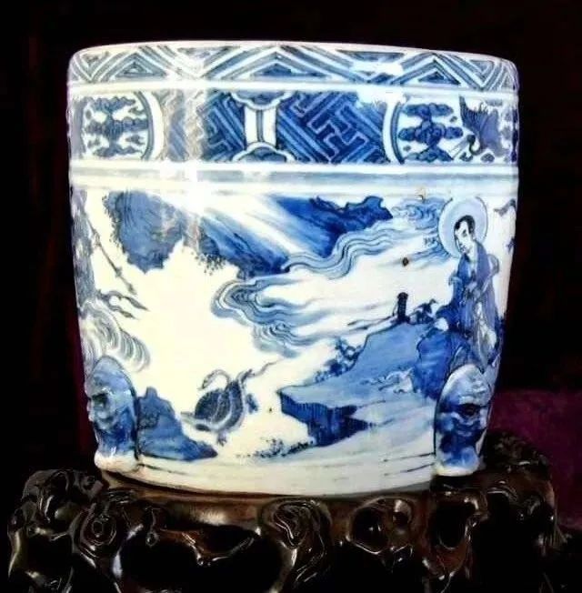 明代中晚期青花真武出关图香炉.直径22厘米,高度21厘米
