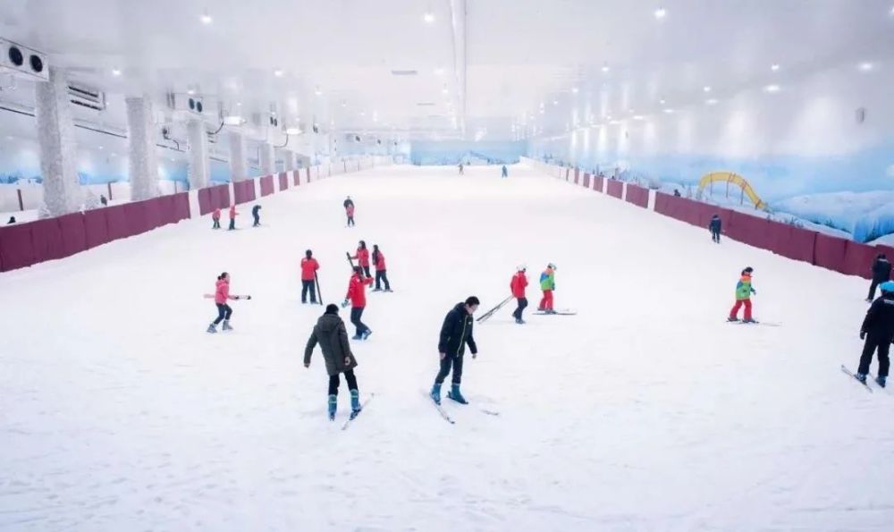 你以为只有冬天才能滑雪?在这里,有一个随时都能体会滑雪的地方.