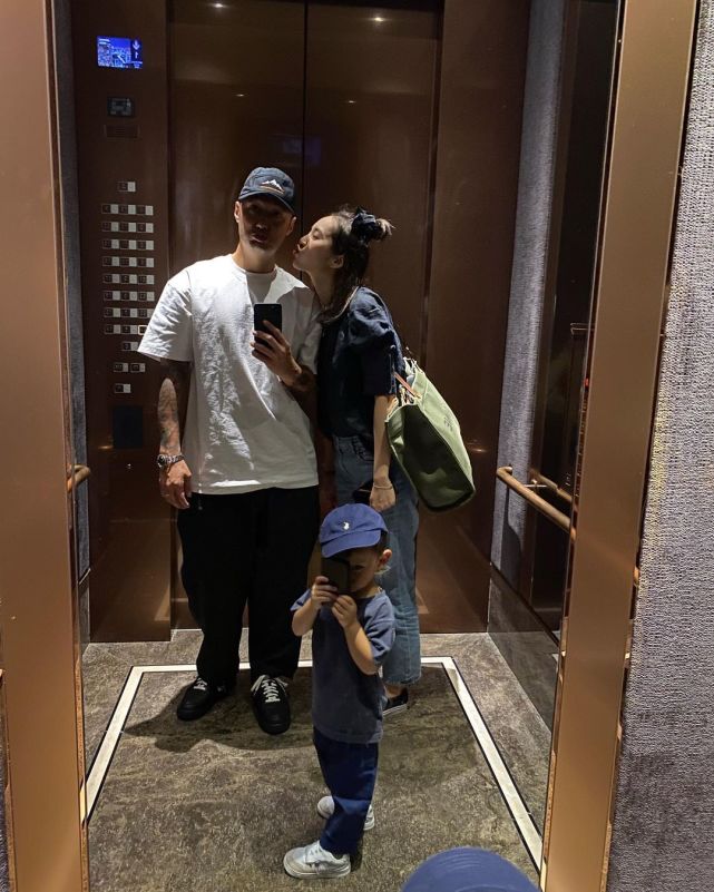 余文乐老婆太勤俭持家了,一条裙子穿几年,当妈后模特
