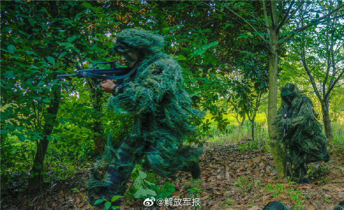 近日,武警上海总队执勤第六支队组织特战队员