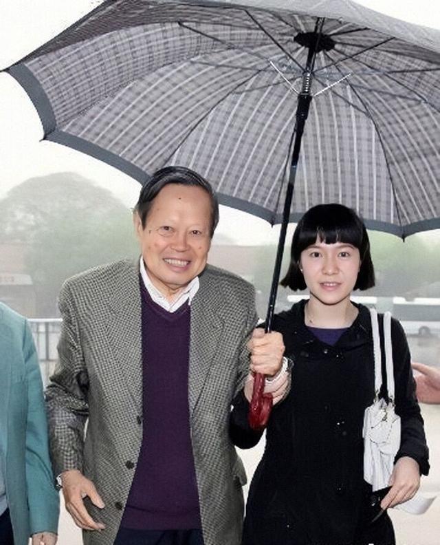 翁帆把杨振宁打扮得真元气,穿宽西服搭小白裤挺拔年轻