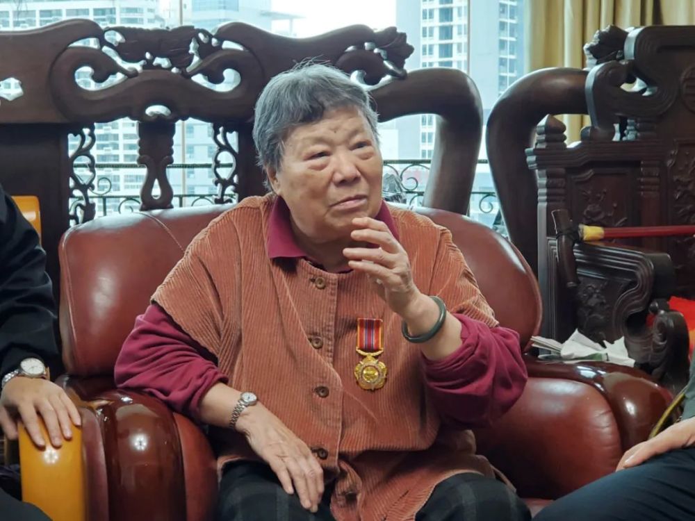 桂剧国家级非遗传承人秦彩霞荣获抗美援朝纪念章
