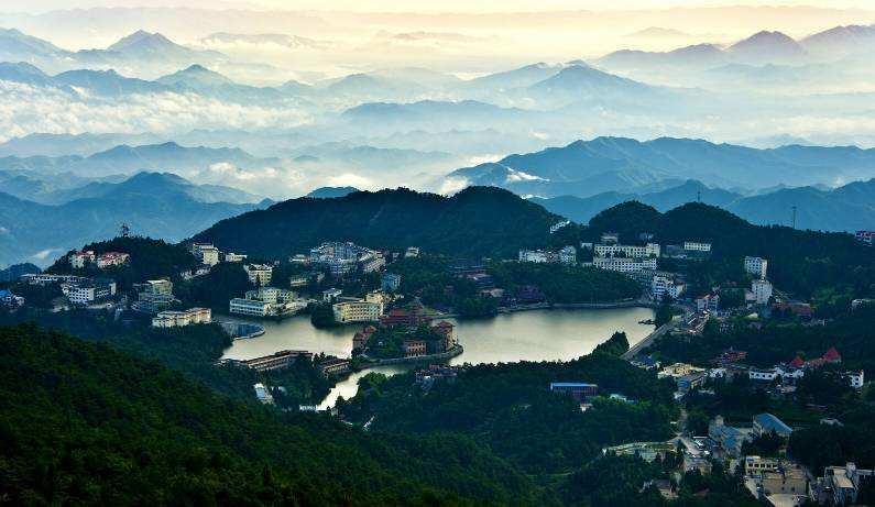 赤壁雪峰山位于湖北省赤壁市陆水湖风景区陆水湖南岸,峰峦叠翠,林