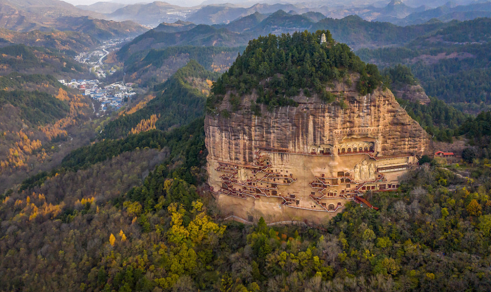 甘肃天水麦积山石窟层林尽染就像一幅五彩斑斓的油画