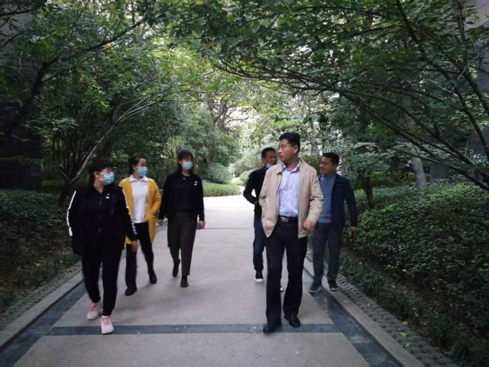 俩户人口修路_修路图片(3)