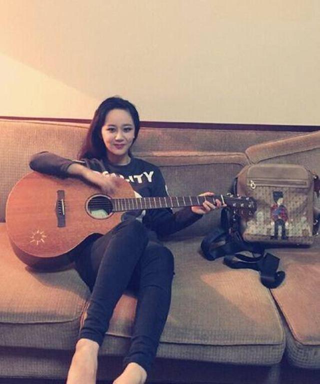 当红明星杨紫弹吉他照片曝光大家的注意力却在她脚上网友旺夫相
