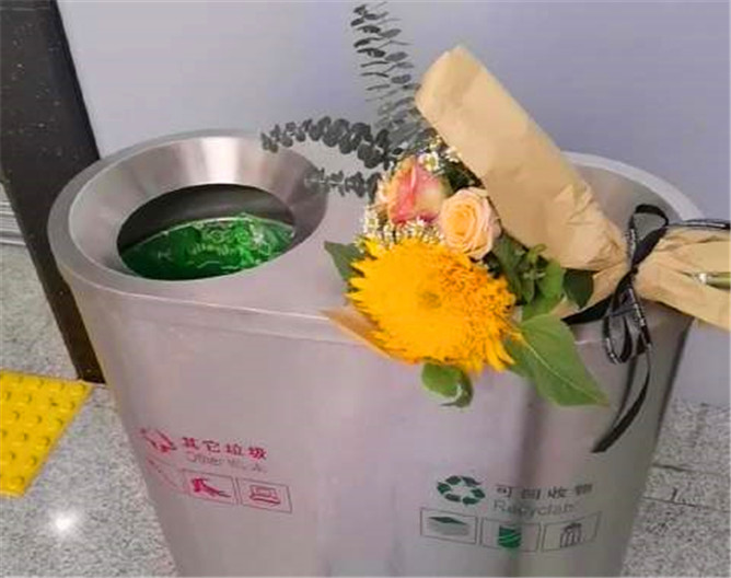 粉丝送的花被扔在垃圾桶