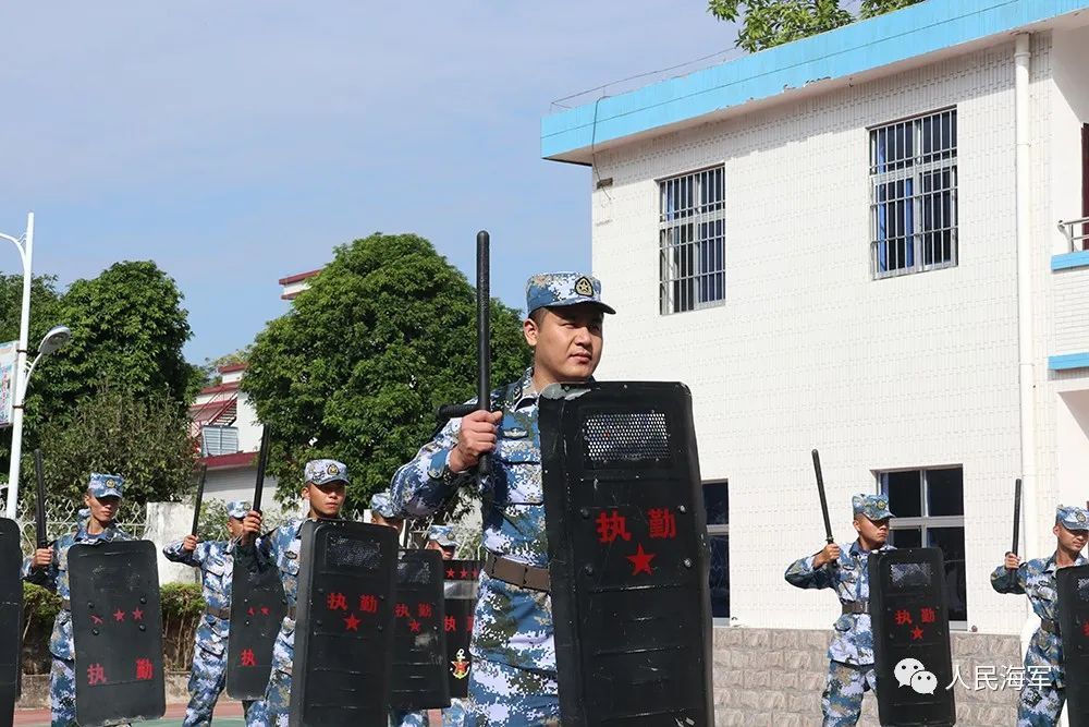 张强,海军上士军衔,现任警卫连纠察队队长,入伍12年来,一直工作在平凡