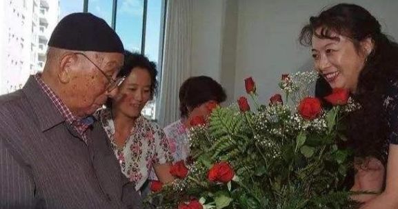 张学良魅力有多大?90岁的时候,仍然有两个女人为他争风吃醋
