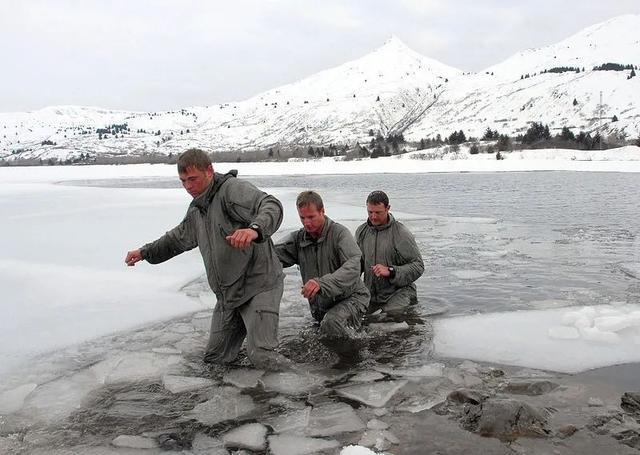 海豹新兵在雪地中训练