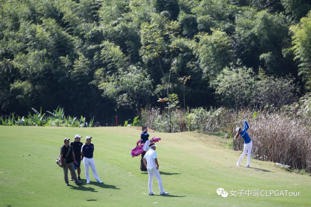 高球小哥哥小姐姐们在莫干山观云高尔夫球会进行最后一个练习日的备战