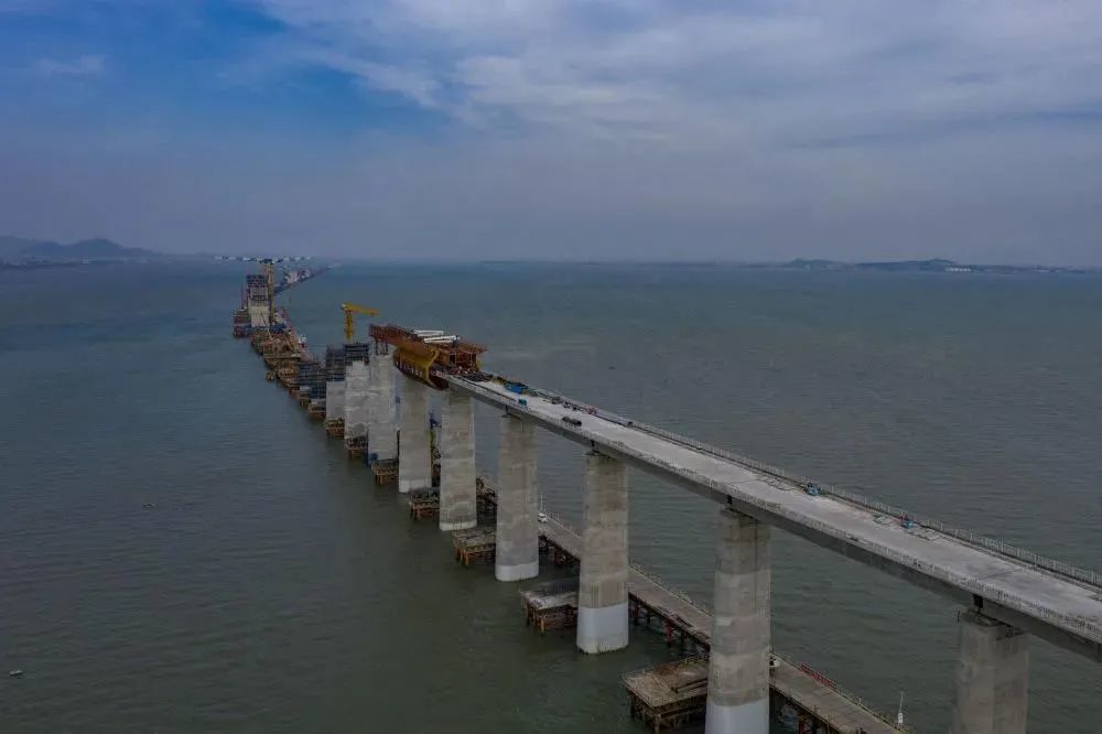 这是在新建福厦铁路湄洲湾跨海大桥建设现场(11月2日摄,无人机照片.