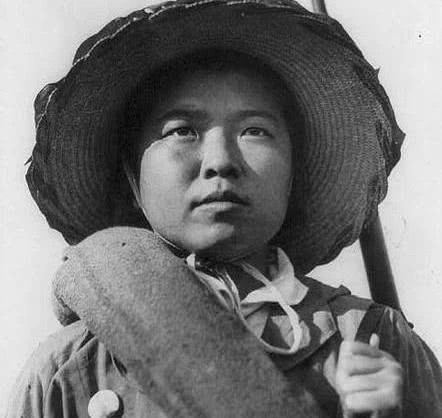 抗战老照片:八路军脱衣为女子遮体,日寇放火烧山太丧心病狂!