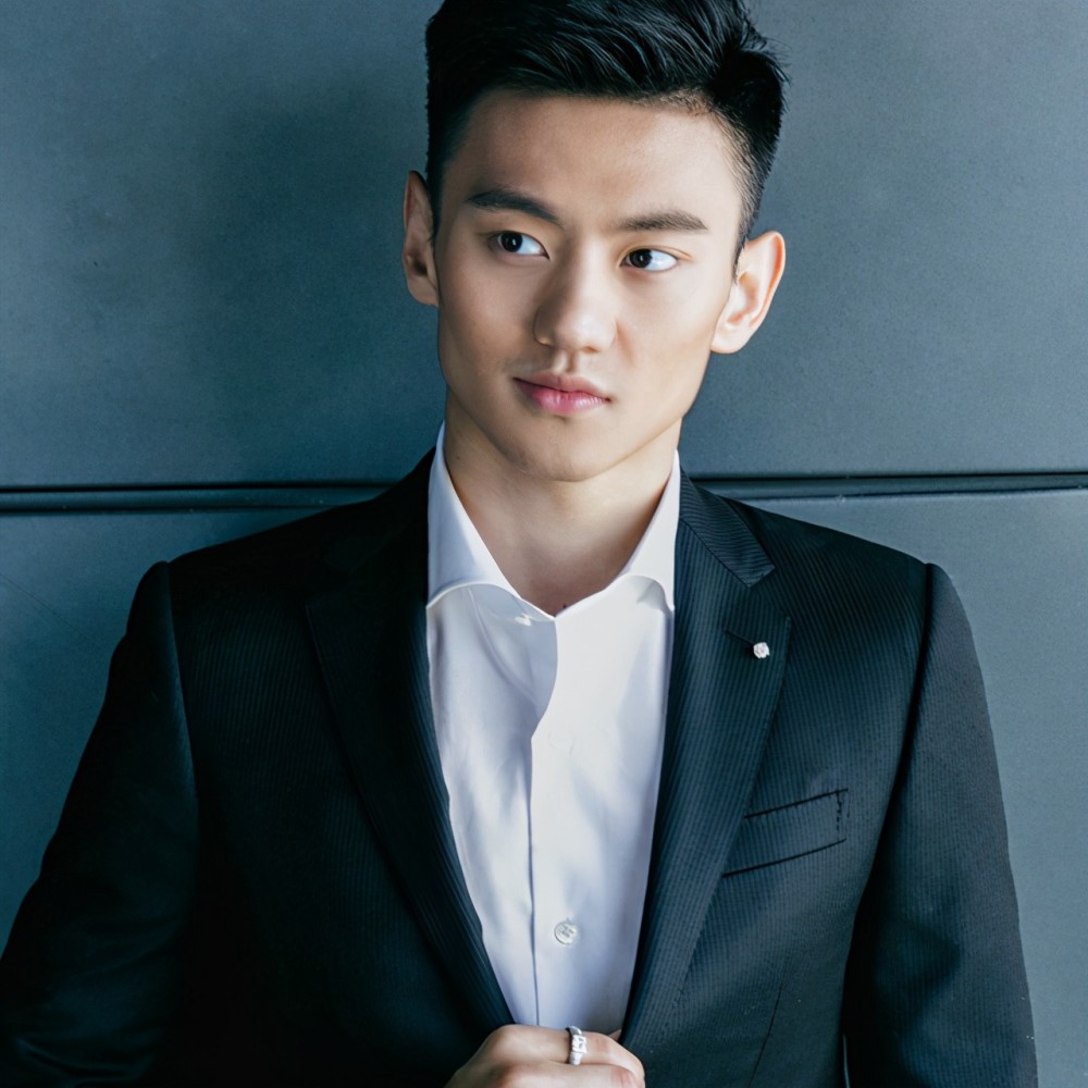 严于信是《新闻联播》最年轻的主持人,一