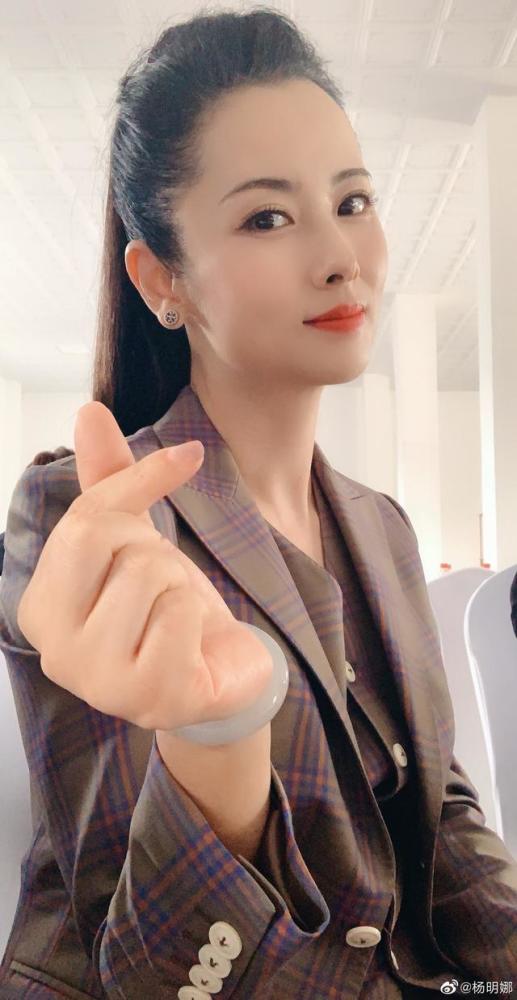 44岁杨明娜被曝已离婚?疑似其老公发文怒斥:别再折腾孩子了