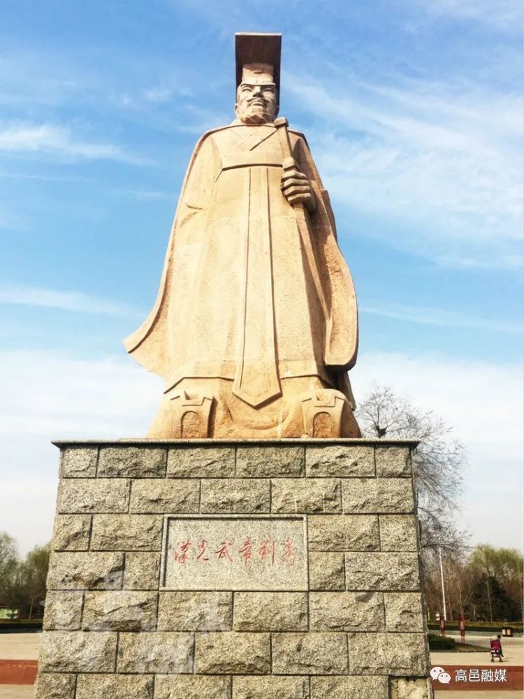 秋天的刘秀公园,褪去了夏日的翠绿,被红色和黄色染上斑斓的色彩,秋风