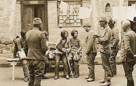 抗日战争老照片:被日军俘虏的女兵,鬼子露出真面孔