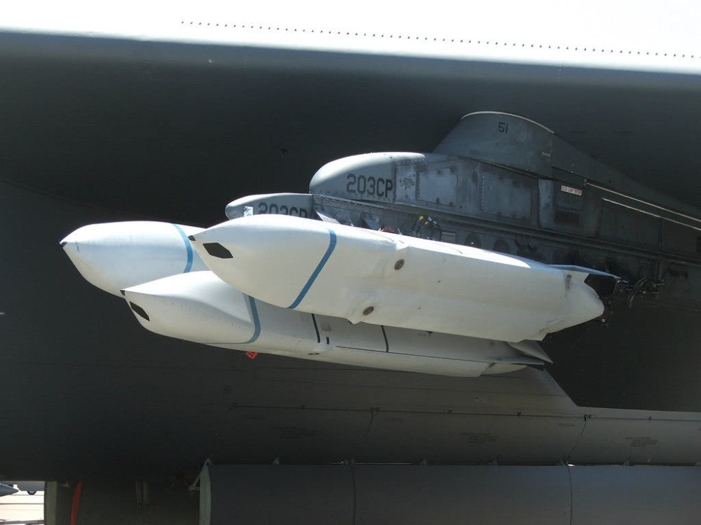 b-52轰炸机的复合挂架可以搭载三枚agm-158导弹