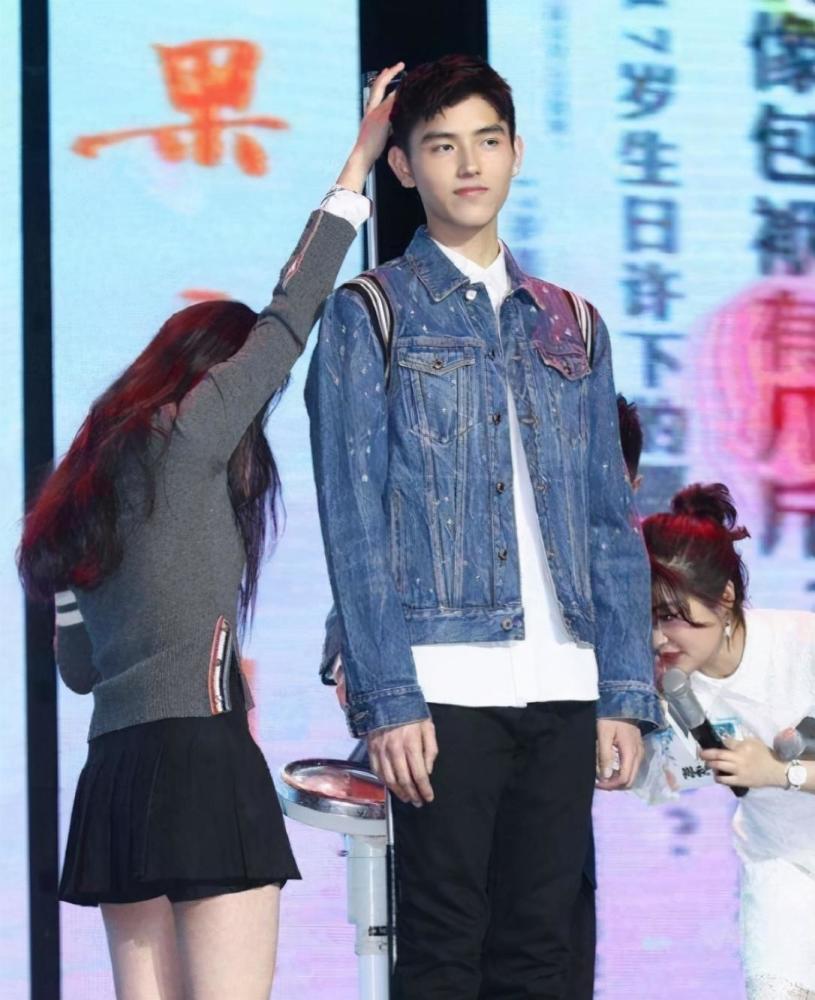 比如著名导演陈凯歌的儿子陈飞宇,近年来就因为接了很多部影视剧而