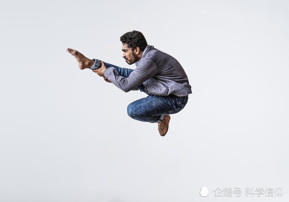 如果一个人能够在下坠的电梯中实现完美起跳,那么的确可以减少电梯