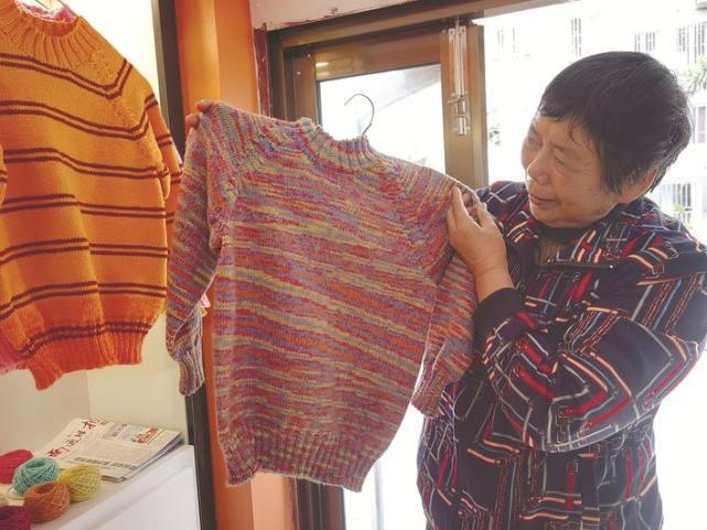 南通奶奶千针万线织毛衣:"山里的孩子们穿得暖,我心里比蜜还甜!