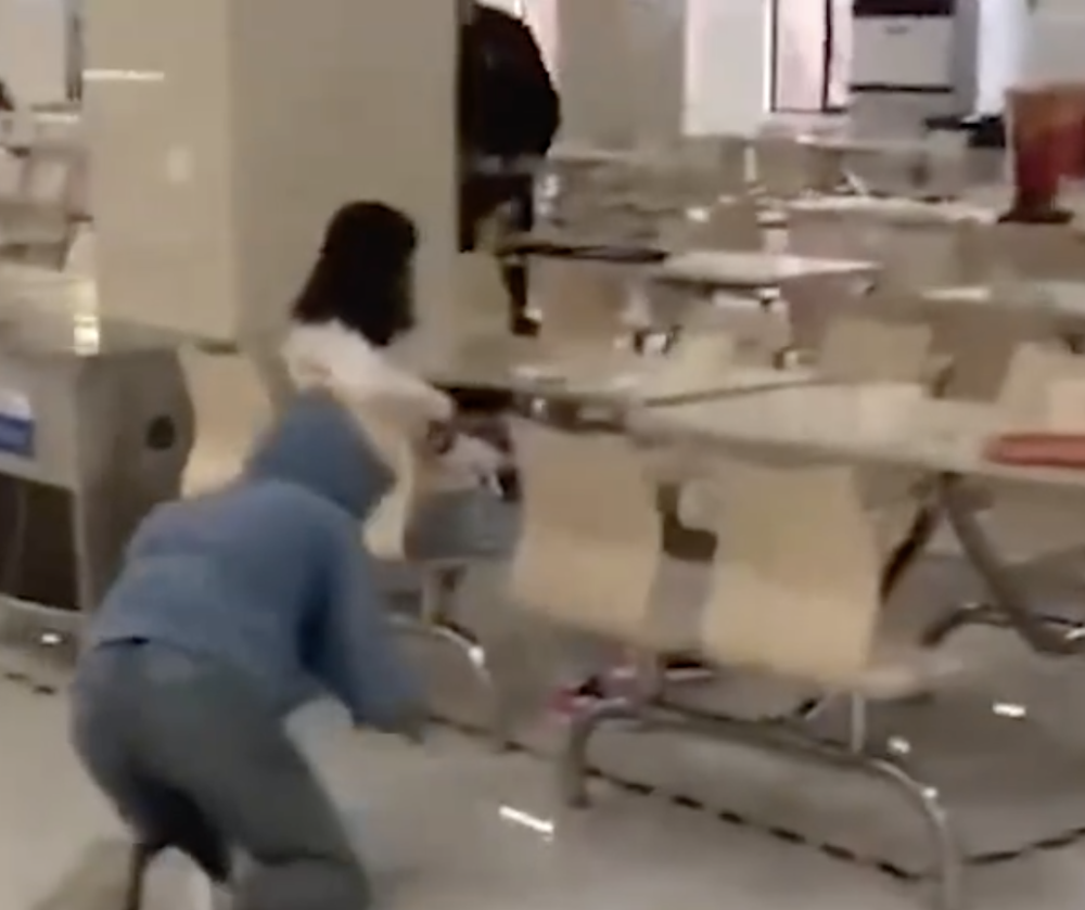 郑州一大学生食堂下跪磕头,女友无动于衷,卑微的爱情