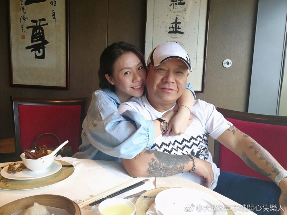 几十年来把妻子当公主宠,到哪儿去都带上老婆,吴志雄有三子一女,从