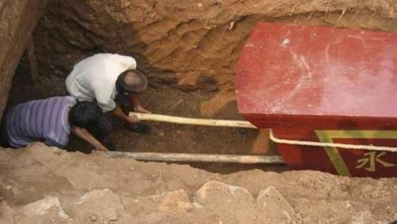 西安发现古墓,挖出一米五长的棺材,刻着4个字吓坏专家