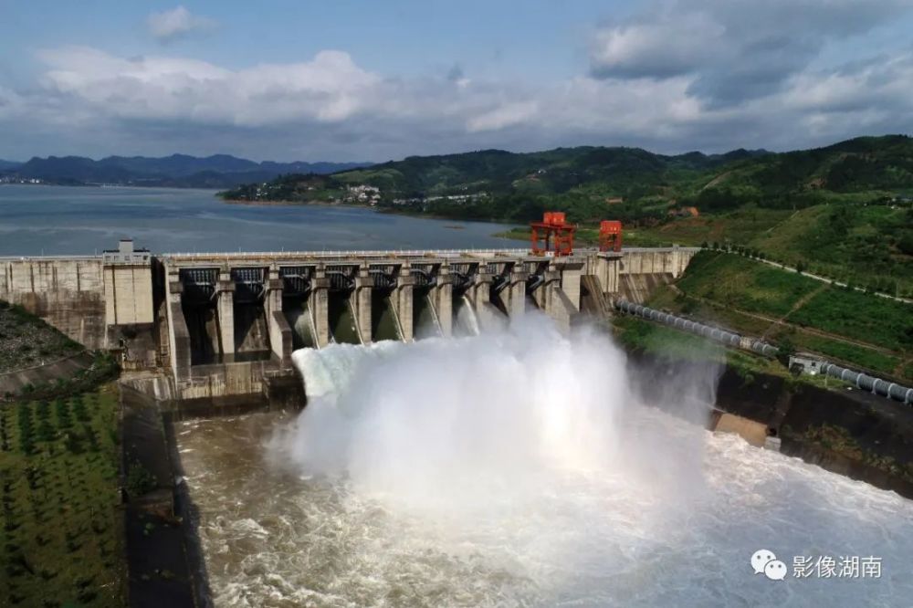 错峰泄流 6月11日,洪江市托口水电站主坝腾库错峰泄流,下泄流量达每秒