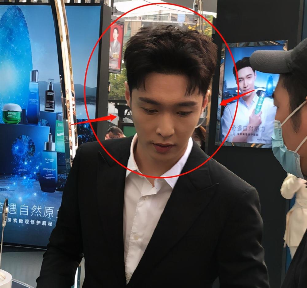 张艺兴无滤镜路人拍冷白皮太能扛镜头不过这个身高我没看错吧
