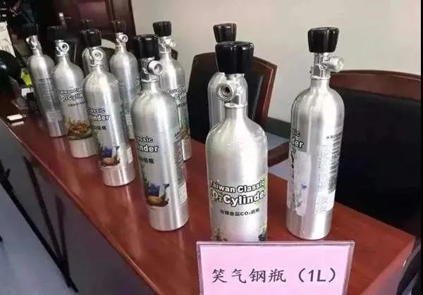 "笑气"一氧化二氮,无色有甜味气体,是一种氧化剂.