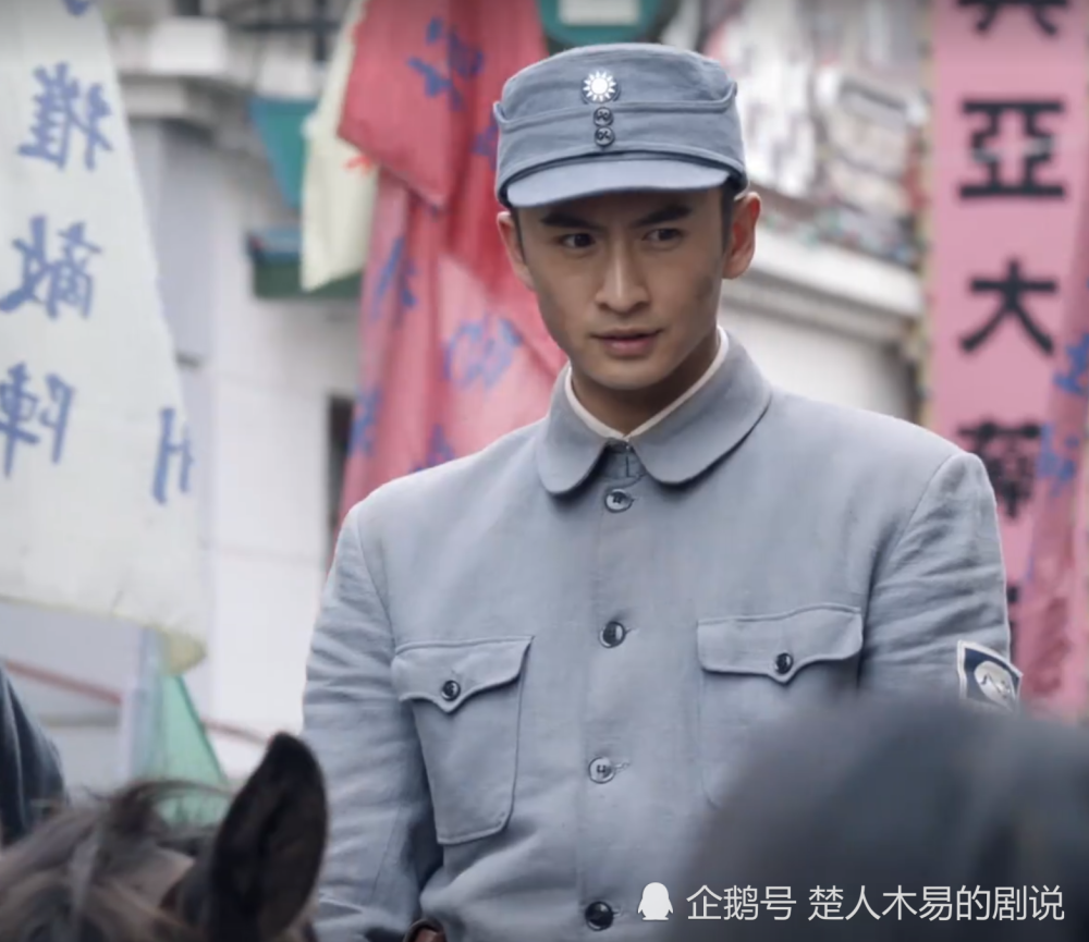 电视剧《雷霆战将》剧照:王团长进城,首次看到女主