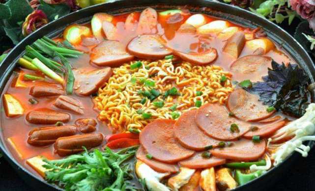 韩国特色美食,著名的"部队火锅"从何而来?看美军剩菜都去哪了