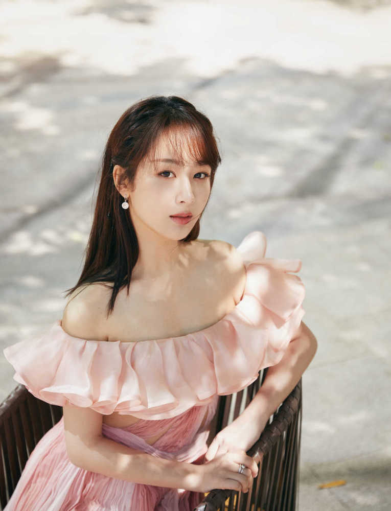 杨紫越来越会穿,身穿粉色一字肩连衣裙仙女十足,美腻了