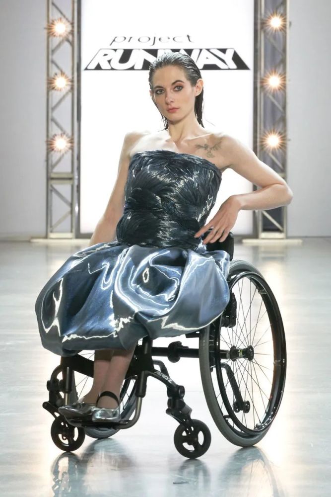 25岁美女学霸"轮椅走秀"惹哭全网:穿的是婚纱,亮的是铠甲