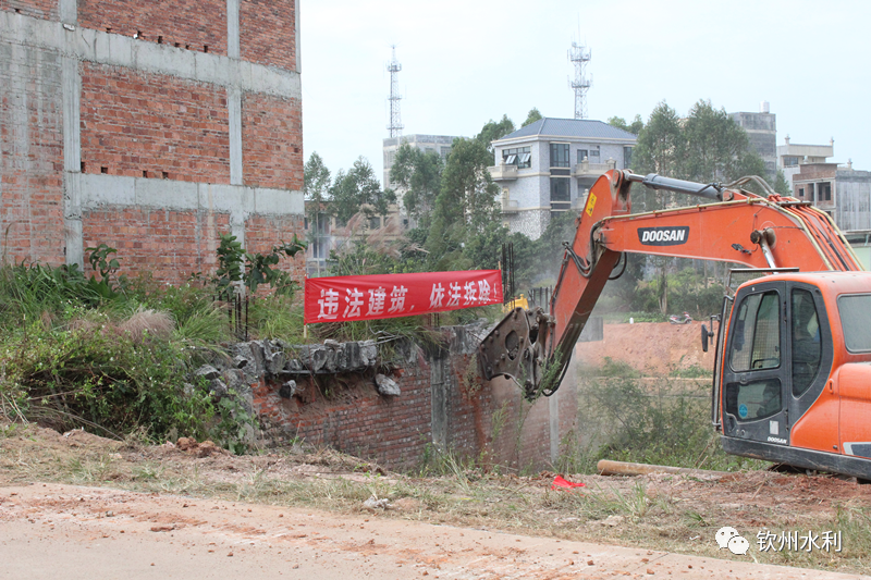 灵山县依法拆除钦江(陆屋镇段)临江违章建筑物