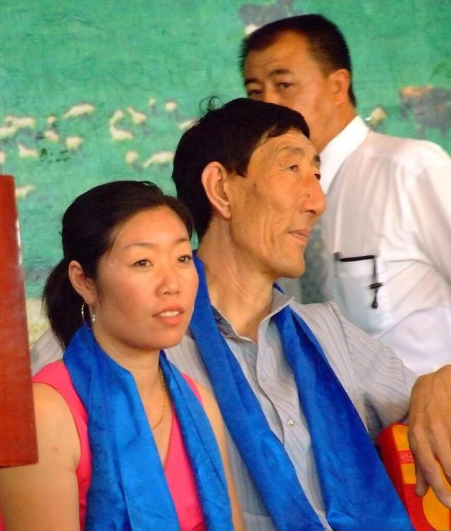 中国第一高人鲍喜顺3:打破吉尼斯世界纪录,迎娶小28岁