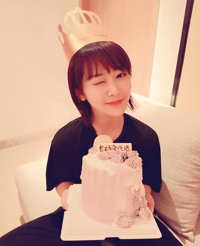 杨紫庆祝28岁生日,全网关注点却在她蛋糕的"形状",是咱没见过世面了