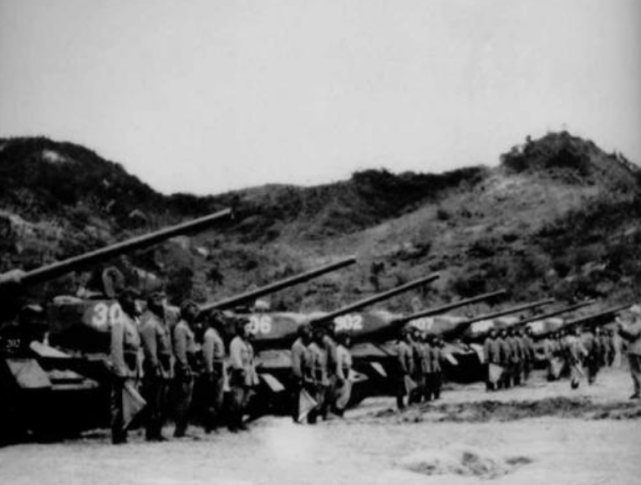 为了拿下美军阵地,志愿军65军194师582团和志愿军坦克第5团在炮兵配合
