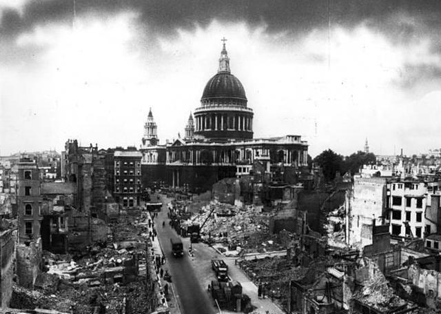 1940年英国至暗时刻:伦敦遭轰炸一片狼藉,地铁站避难者拥挤不堪