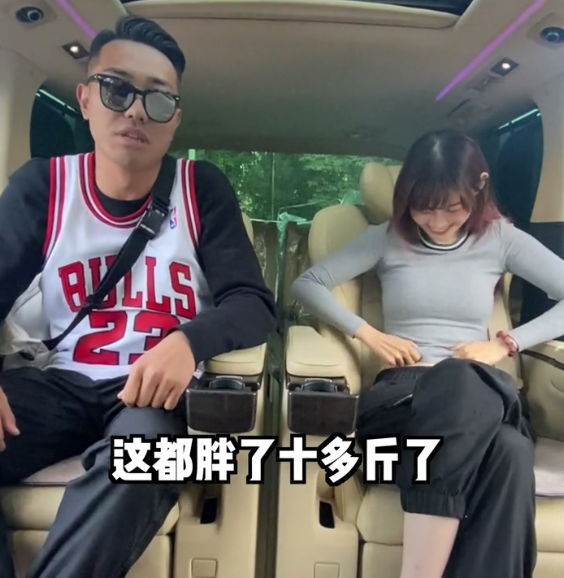 机车女神痞幼身材崩塌因为太喜欢吃已经从s型身材变h型了