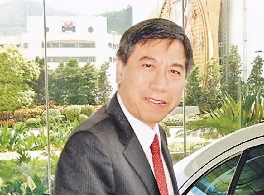 亲老总_女秘书被渣男老总亲(2)