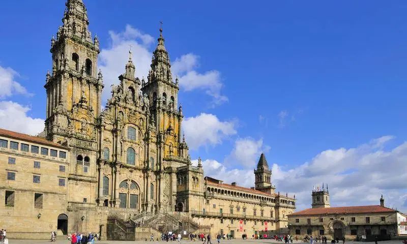 圣地亚哥·德孔波斯特拉是西班牙加利西亚自治区的首府,相传耶稣十二