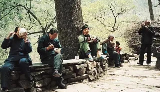 80年代农村真实历史老照片农民排队交公粮,商店都是国