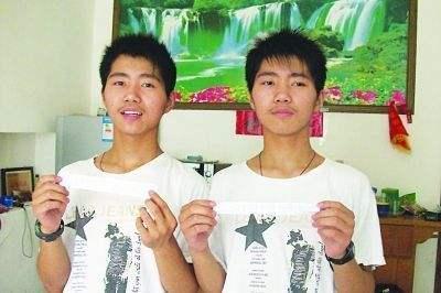 双胞胎男孩,一个在美国长大,一个在中国长大,长大后不