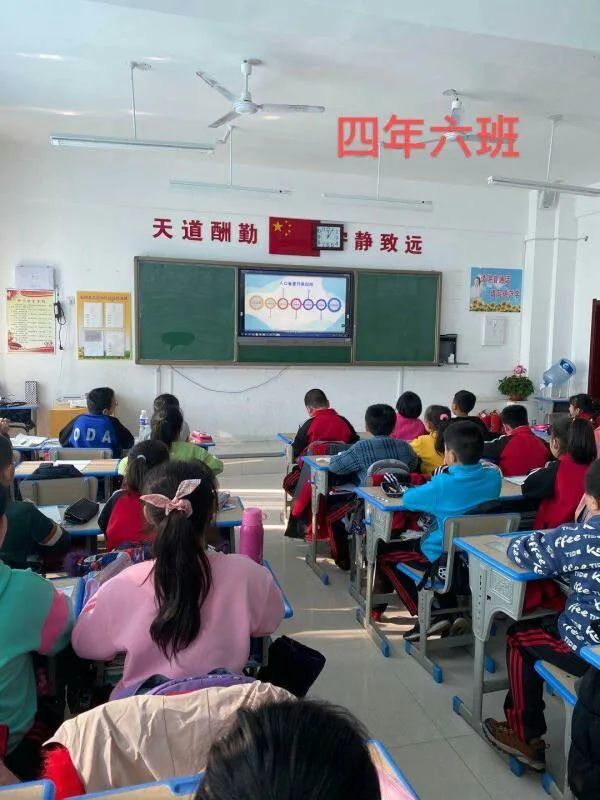 学校的人口普查员_人口普查员证件图片(2)