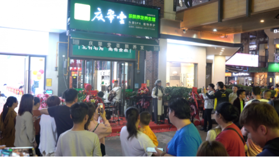 开业当天正值万圣夜,网红达人7哥乔峰,笑笑姐姐莅临现场为庆翠堂旗舰
