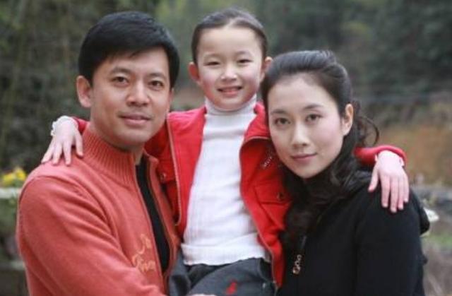 而何政军不拍戏时就在家陪着孩子和老婆,28年他从来没有绯闻,不少人
