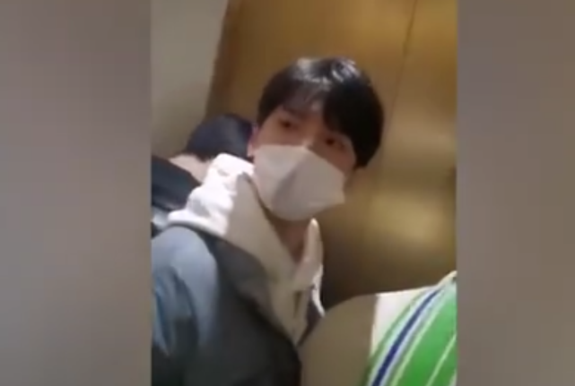 私生猖獗刘耀文严浩翔机场忍不住贺峻霖曾被私生撞到脸